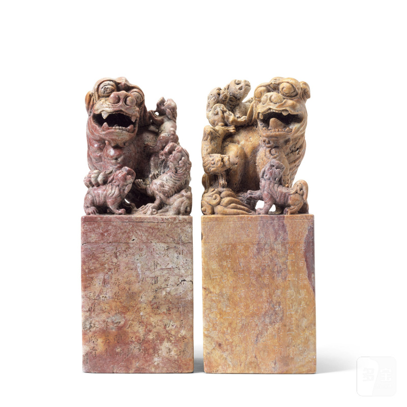 民國 壽山石雕佛獅印鈕一對 | A PAIR OF VERY LARGE CARVED SOAPSTONE 'BUDDHIST LIONS' SEALS